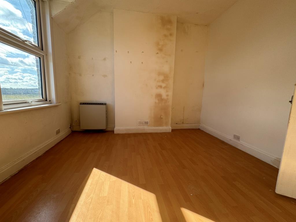 Lot: 39 - SEMI-DETACHED HOUSE FOR IMPROVEMENT - Bedroom 1